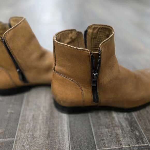 STYLISH STEVE MADDEN ZIPPERED MENS CHELSEA BOOTS SIZE 11 TAN VERY GOOD CONDITION - Picture 4 of 8